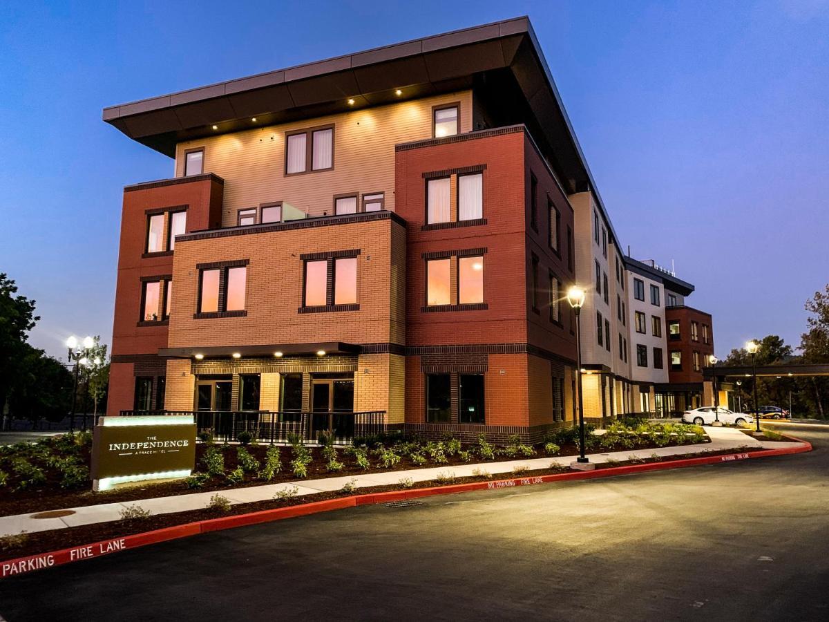 The Independence Hotel Екстериор снимка